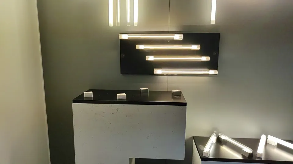 Mirror-light and linear wall-light display